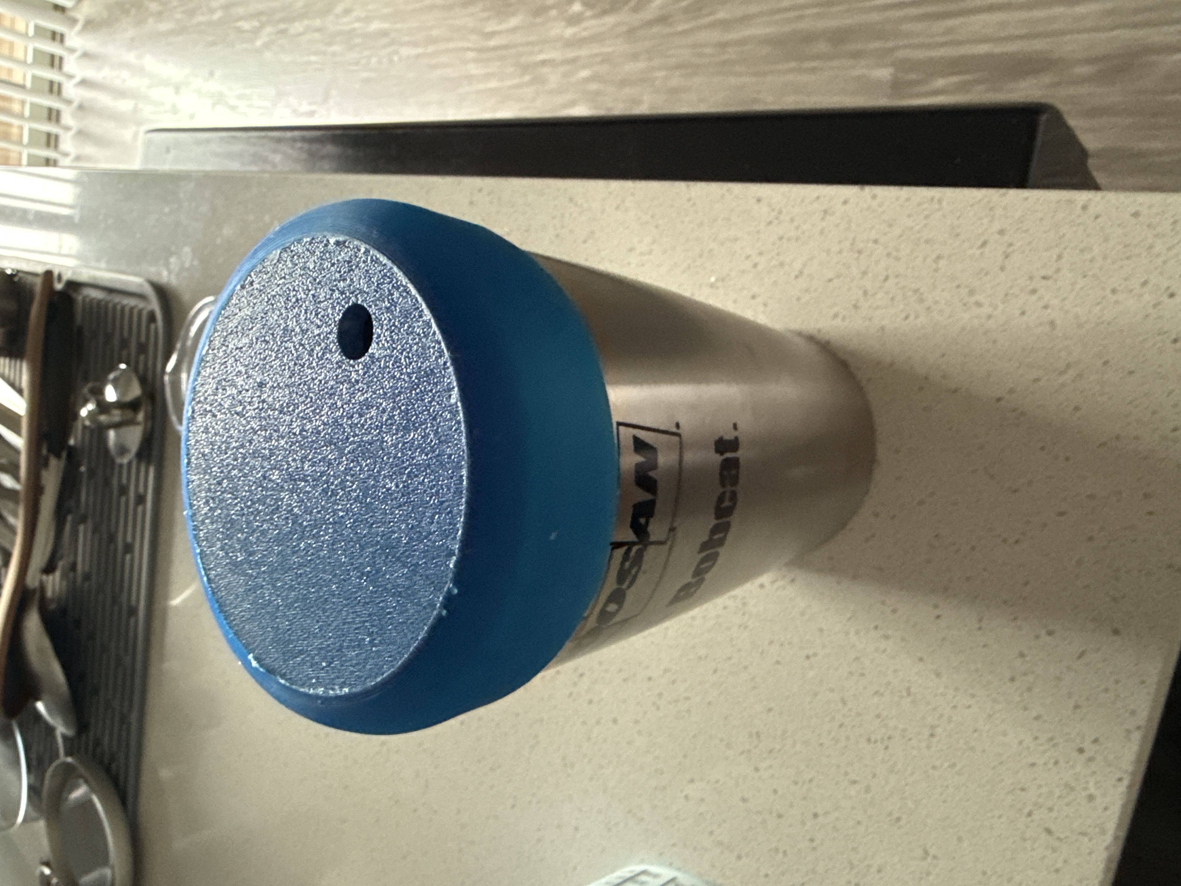 Demolding the freshly cast silicone universal lid